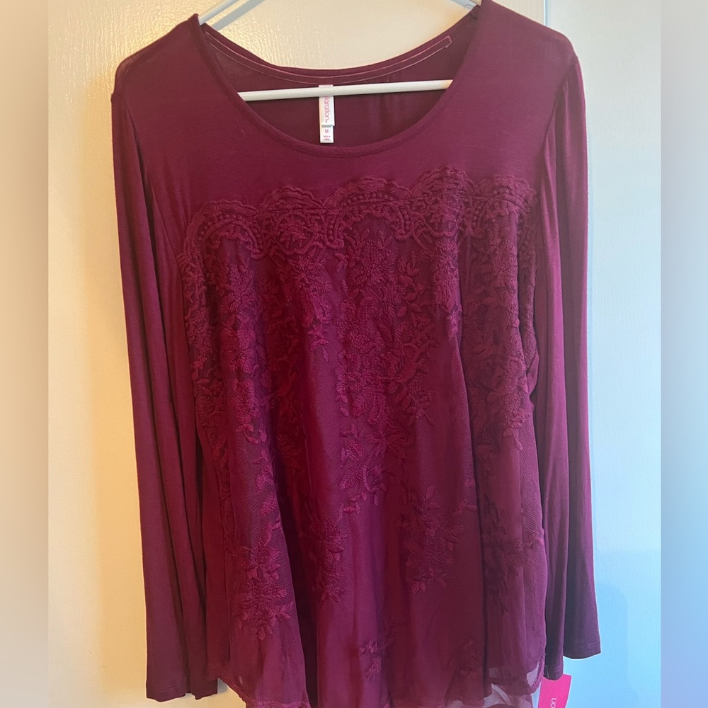 Long sleeve top.